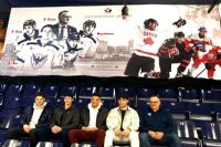 Les médaillés d'or sur une grande murale au Palais Des Sports